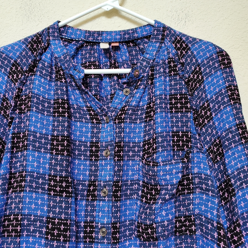 Pilcro Blue and Black Checkered Button Down Shirt. Size Medium - Picture 2 of 9